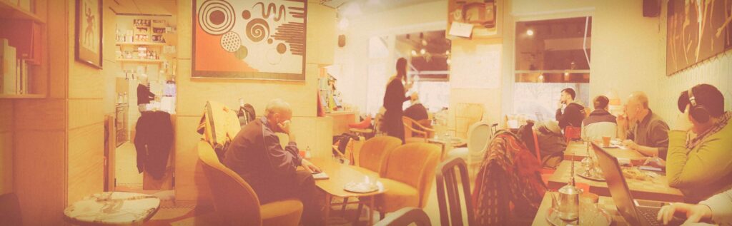 vue intérieure d'un café, tables fauteuils et personnes